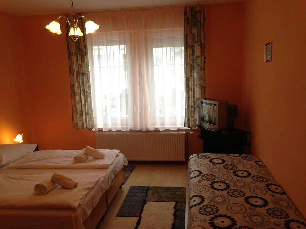 Astoria Panzio Bed & Breakfast Heviz Bagian luar foto