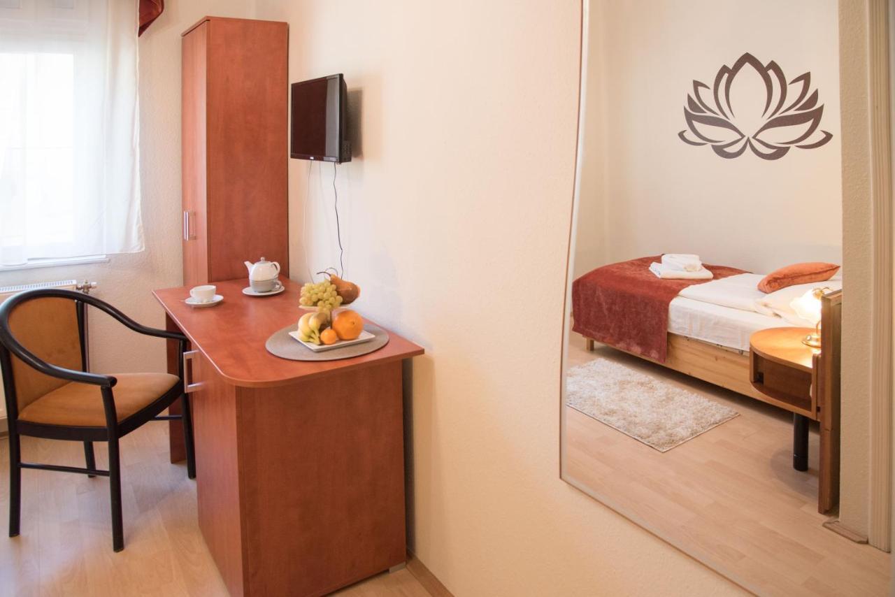 Astoria Panzio Bed & Breakfast Heviz Bagian luar foto
