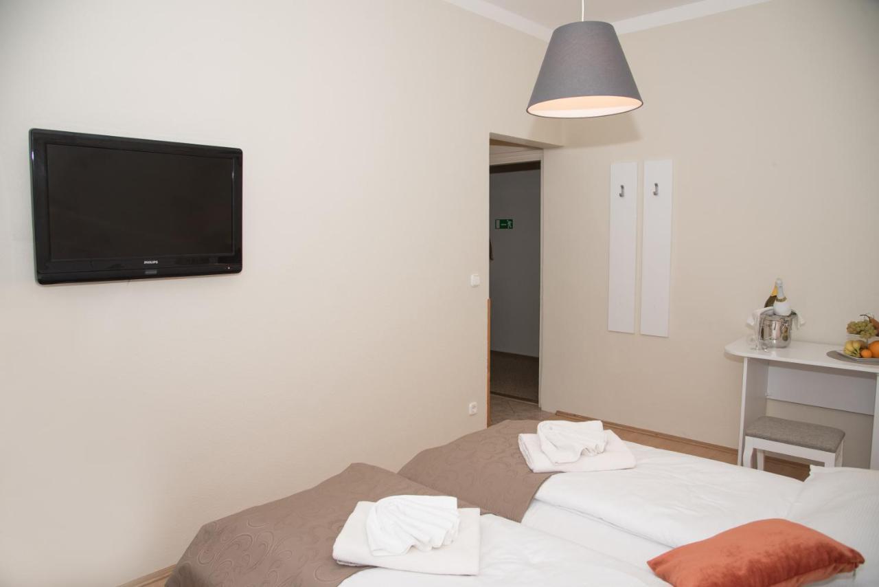 Astoria Panzio Bed & Breakfast Heviz Bagian luar foto