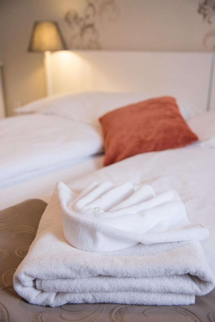 Astoria Panzio Bed & Breakfast Heviz Bagian luar foto