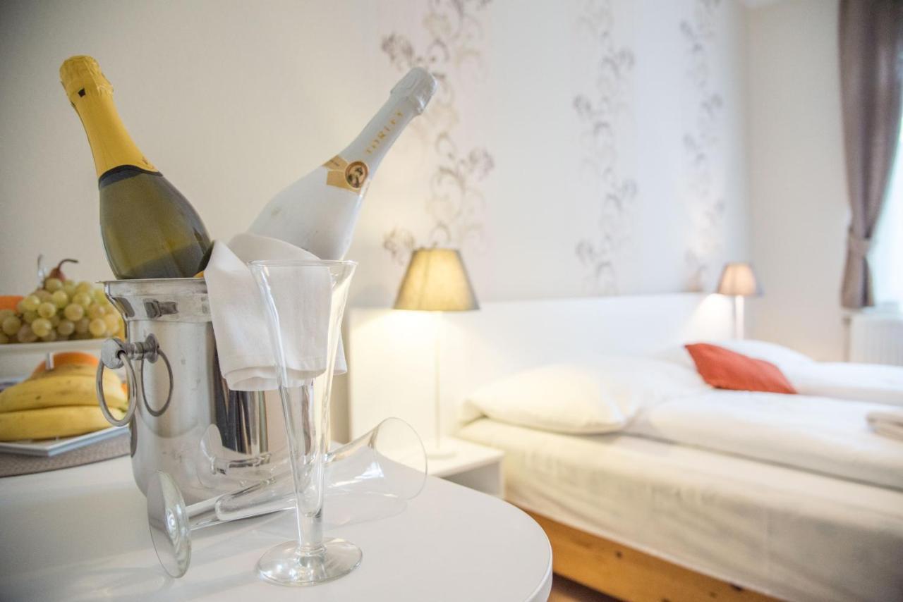 Astoria Panzio Bed & Breakfast Heviz Bagian luar foto