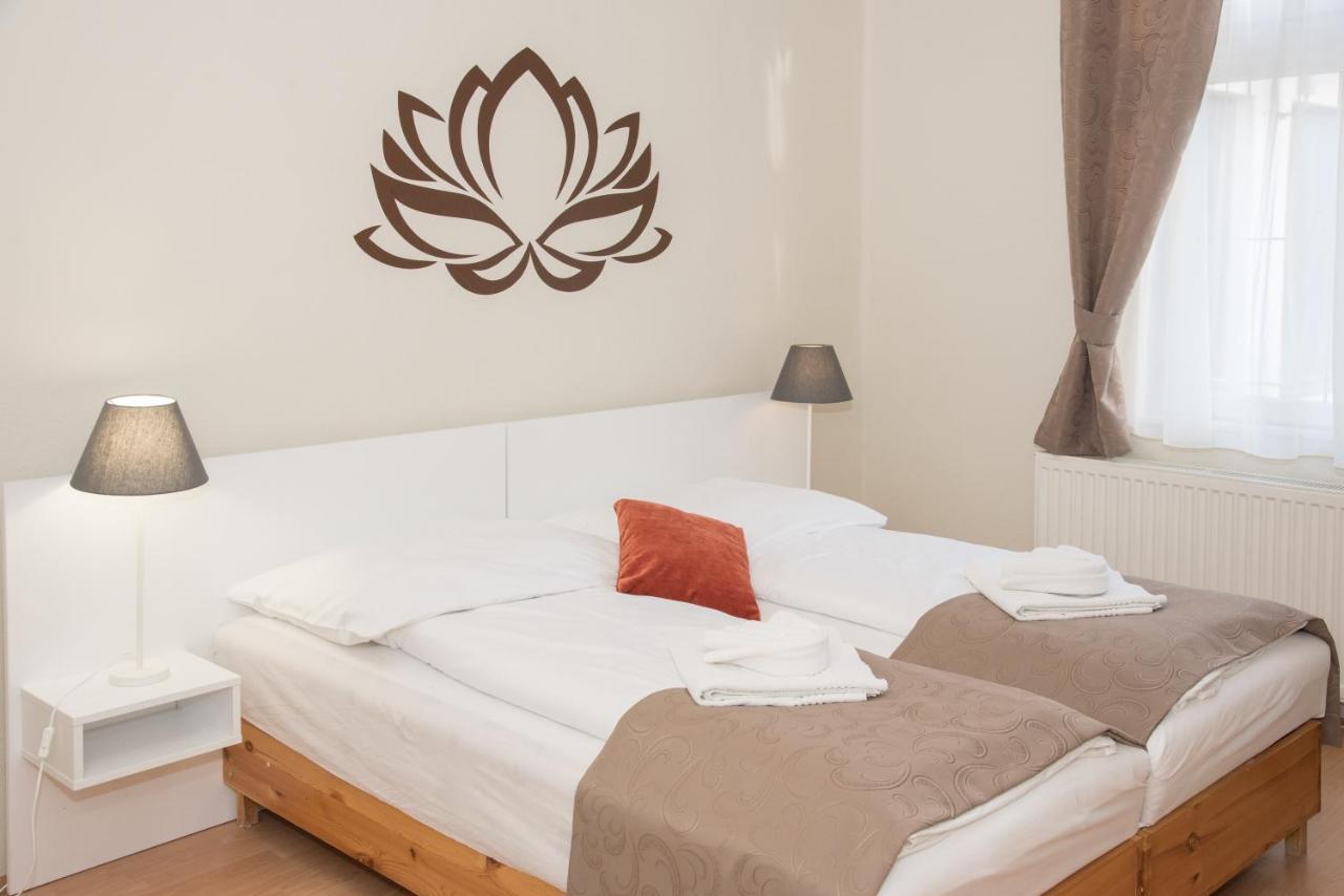 Astoria Panzio Bed & Breakfast Heviz Bagian luar foto