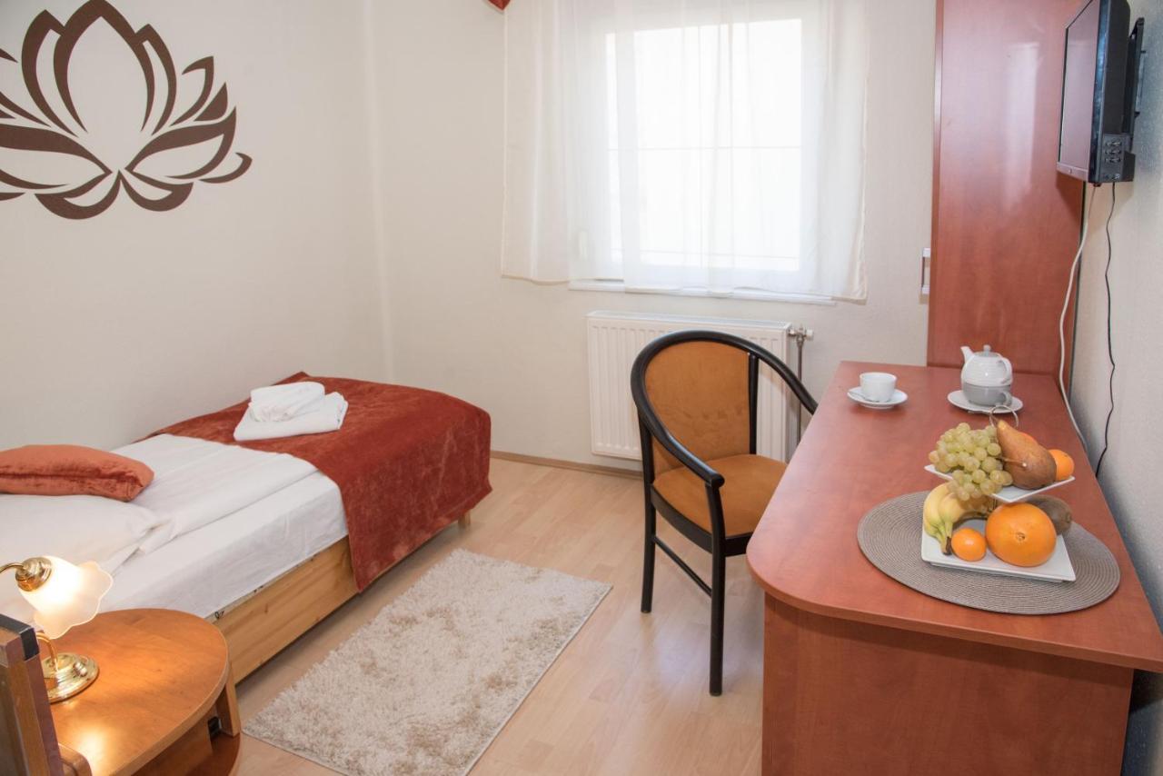 Astoria Panzio Bed & Breakfast Heviz Bagian luar foto
