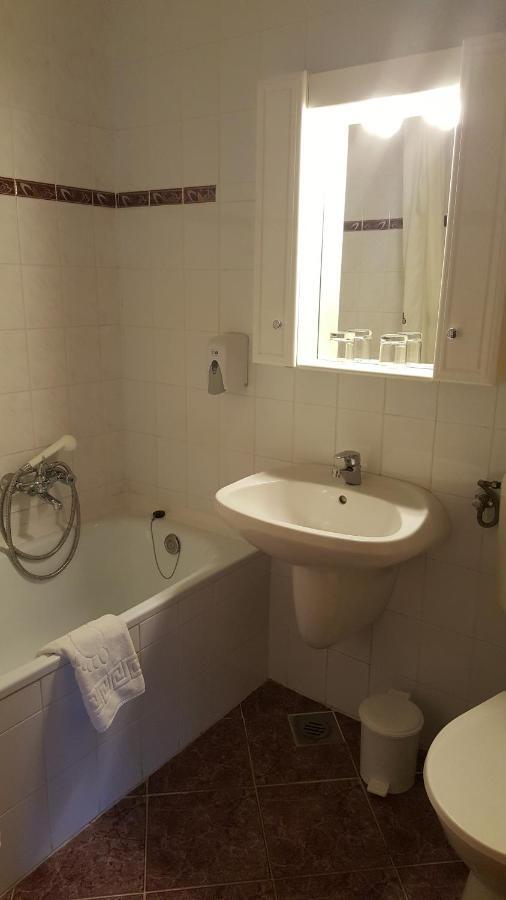 Astoria Panzio Bed & Breakfast Heviz Bagian luar foto